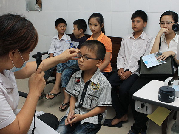 Báo động tình trạng có tới 30% học sinh bị tật khúc xạ ảnh 1