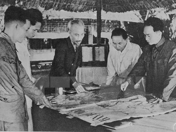 Chủ tịch Hồ Chí Minh và các đồng chí lãnh đạo Đảng quyết định mở chiến dịch Điện Biên Phủ, với quyết tâm tiêu diệt tập đoàn cứ điểm mạnh nhất của Pháp tại Điện Biên Phủ. (Ảnh: Tư liệu TTXVN) Sự kết hợp hài hòa giữa danh nhân văn hóa và nhà ngoại giao ảnh 1
