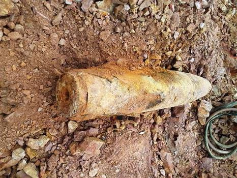 Quảng Trị: Di chuyển an toàn 2 quả bom lớn nằm trong vườn nhà dân ảnh 1