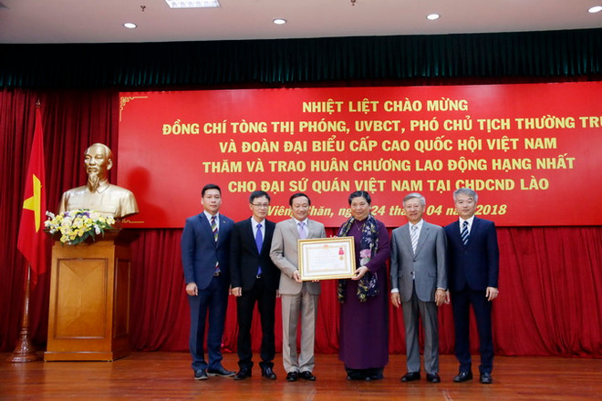 Lễ trao Huân chương.(Ảnh: Phạm Kiên/Vietnam+) Đại sứ quán Việt Nam tại Lào đón nhận Huân chương Lao động hạng Nhất ảnh 1