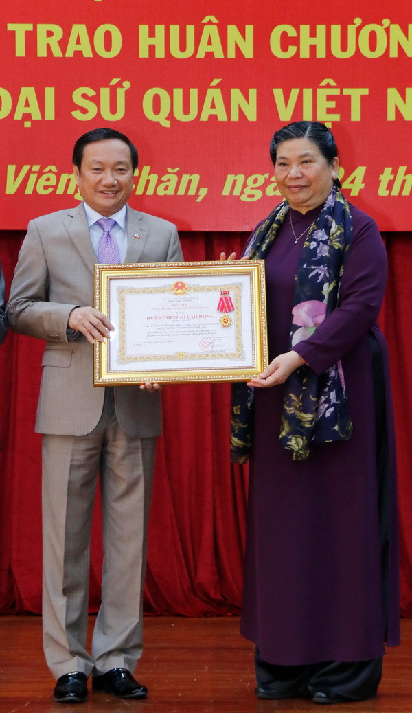 Đại sứ Việt Nam tại Lào Nguyễn Bá Hùng thay mặt Đại sứ quán nhận Huân chương.(Ảnh: Phạm Kiên/Vietnam+) Đại sứ quán Việt Nam tại Lào đón nhận Huân chương Lao động hạng Nhất ảnh 2