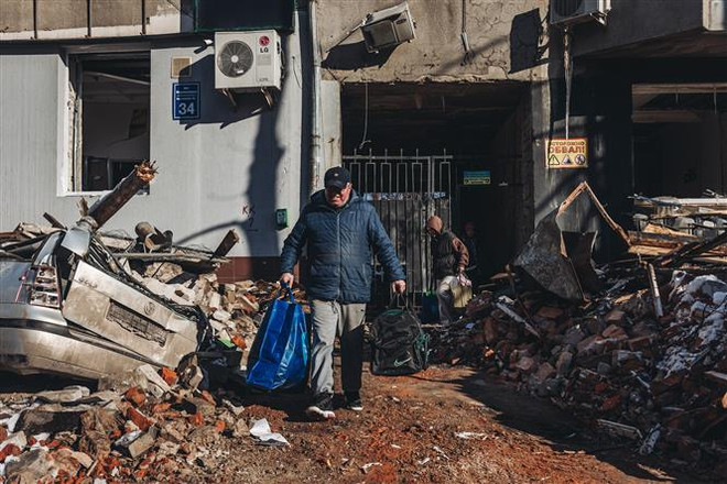 Người dân Ukraine sơ tán khỏi Kharkov ngày 13/3/2022. (Ảnh: THX/TTXVN) Ukraine đàm phán về khoản viện trợ từ nước ngoài trị giá 8 tỷ USD ảnh 1