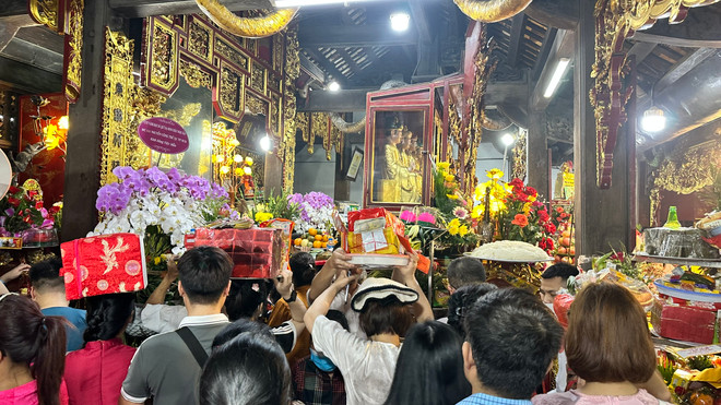 Người dân thành kính dâng lễ Thánh Mẫu Liễu Hạnh tại Phủ Tiên Hương. (Ảnh: Bích Hằng/Vietnam+) le tai phu chinh.jpg