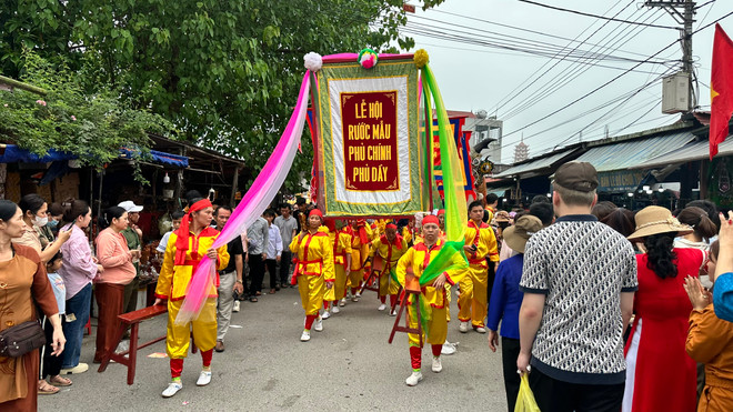 Lễ rước Mẫu từ Phủ chính Phủ Dầy, nơi Thánh Mẫu giáng sinh lên Chùa Tiên Hương thỉnh kinh. (Ảnh: Bích Hằng/Vietnam+) le ruoc mau phu chinh.jpg