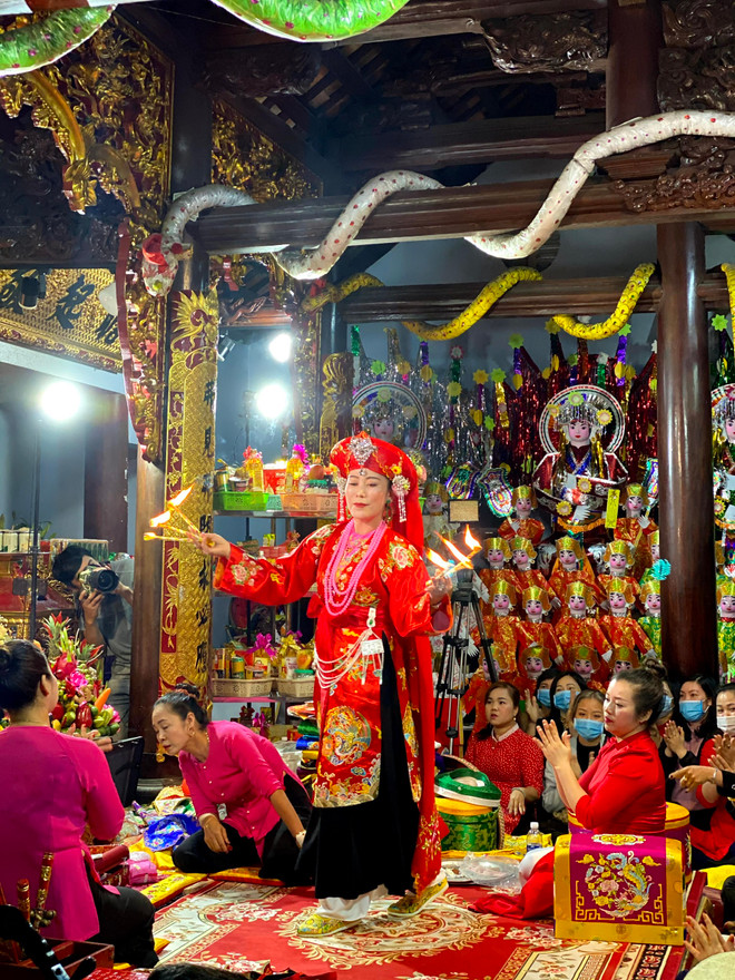 Hầu đồng là nghi lễ chính, trung tâm của Thực hành tín ngưỡng thờ Mẫu tại Lễ hội Phủ Dầy. (Ảnh: Bích Hằng/Vietnam+) z5347512773319_148262a9939dcf1db01a778555c9ce77.jpg