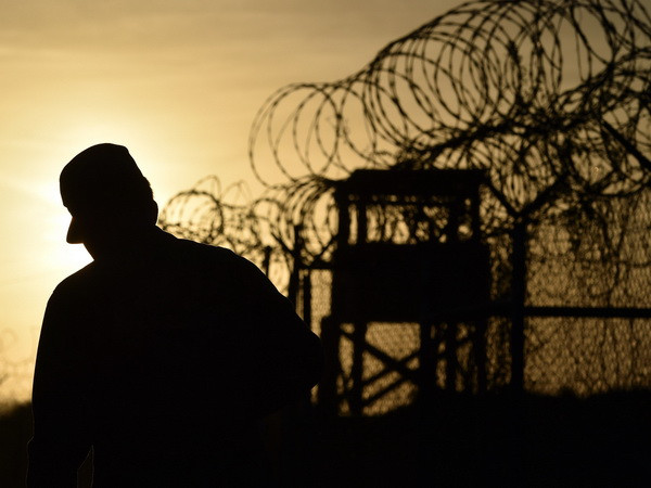 Binh sỹ Mỹ tại căn cứ hải quân Mỹ trên vịnh Guantanamo ngày 9/4/2014. (Nguồn: AFP/TTXVN) Nhà Trắng sắp hoàn tất kế hoạch đóng cửa nhà tù ở Guantanamo ảnh 1