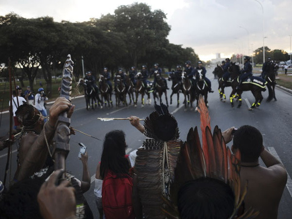 Cảnh sát Brazil bắn đạn hơi cay giải tán người biểu tình ảnh 1