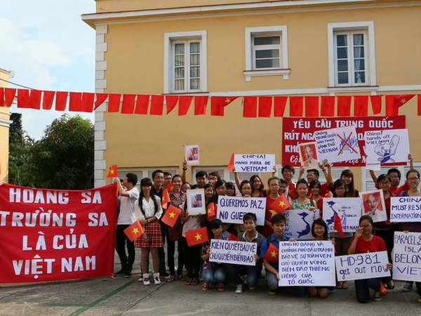 Cộng đồng Việt Nam tại Cuba míttinh phản đối Trung Quốc. (Ảnh: Phạm Hoài Nam/Vietnam+) Cộng đồng Việt Nam tại Cuba phản đối hành động của Trung Quốc ảnh 1