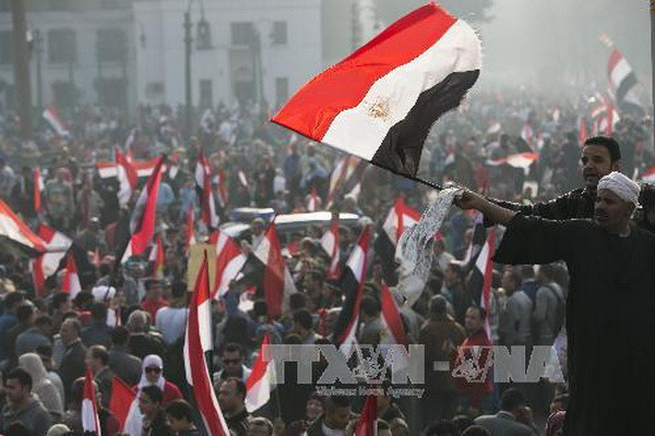 Người dân Ai Cập trong cuộc mit tinh kỷ niệm 3 năm cuộc nổi dây Mùa Xuân Arab 2011, ở Quảng trường Tahrir. (Nguồn: THX/TTXVN) Lực lượng biểu tình ở Ai Cập vũ trang cả súng máy ảnh 1