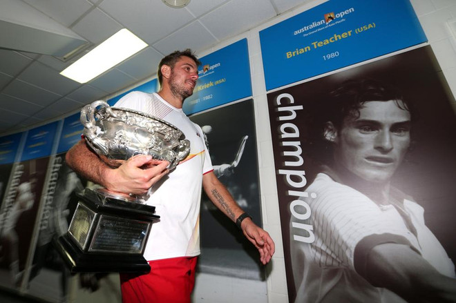 Wawrinka cầm cúp vô địch đến phòng họp báo Stanislas Wawrinka tạo nên điều kỳ diệu khi hạ gục Nadal ảnh 2