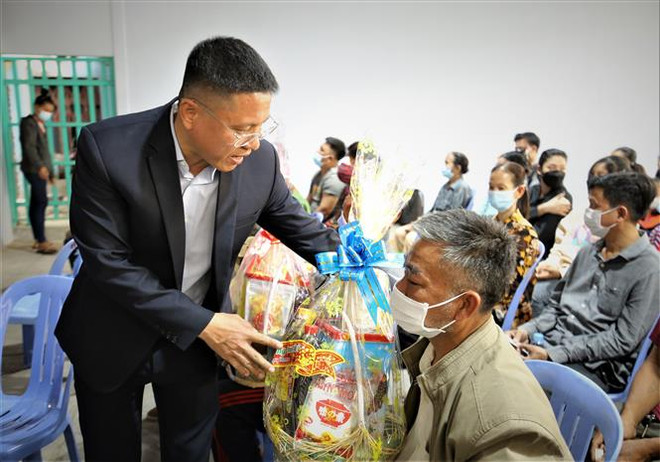 Trao tặng quà, hỗ trợ bà con nghèo người Việt ở Campuchia vui đón Tết ảnh 2