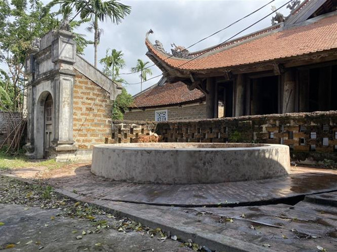 Giếng cổ tại Làng cổ Đường Lâm, thị xã Sơn Tây. (Ảnh: TTXVN phát) Nông thôn mới Hà Nội: Gìn giữ nét riêng văn hóa đất Thăng Long ảnh 2
