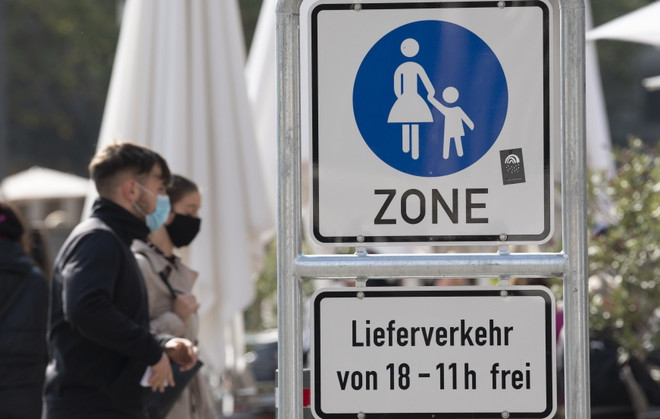 Người dân đeo khẩu trang phòng lây nhiễm COVID-19 tại Stuttgart, Đức. (Ảnh: AFP/TTXVN) Tình hình dịch bệnh COVID-19 sáng 17/10: Hơn 39,5 triệu người mắc ảnh 1