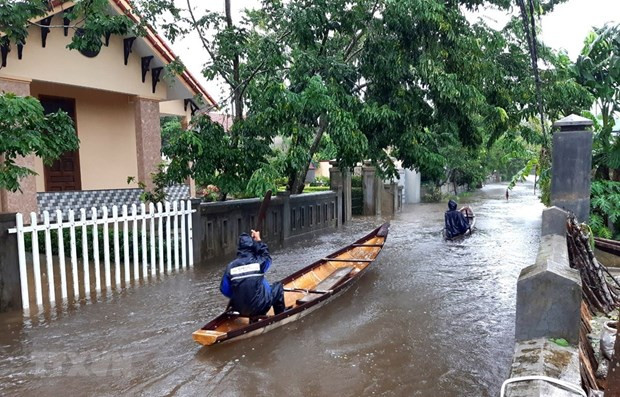 Nhiều tuyến đường ở huyện Quảng Điền, Thừa Thiên-Huế bị ngập sâu. (Ảnh: TTXVN phát) Hà Tĩnh, Quảng Bình và Quảng Trị có khả năng mưa đặc biệt to ảnh 1
