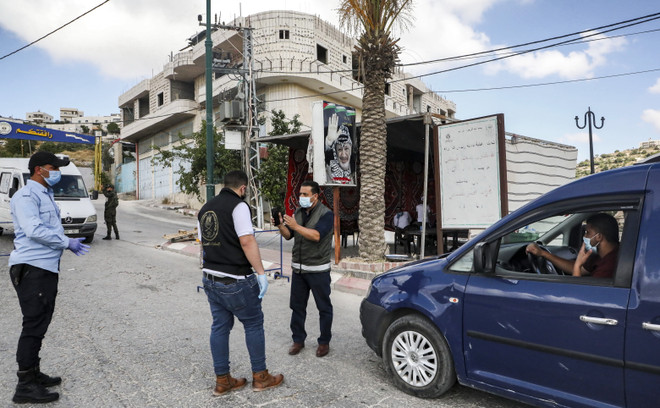 Palestine áp đặt các biện pháp hạn chế. (Ảnh: AFP/TTXVN) Tình hình dịch bệnh COVID-19 gia tăng tại nhiều khu vực trên thế giới ảnh 1