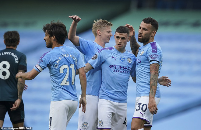 Thắng hủy diệt, Man City níu chân Liverpool trước bục vinh quang ảnh 1