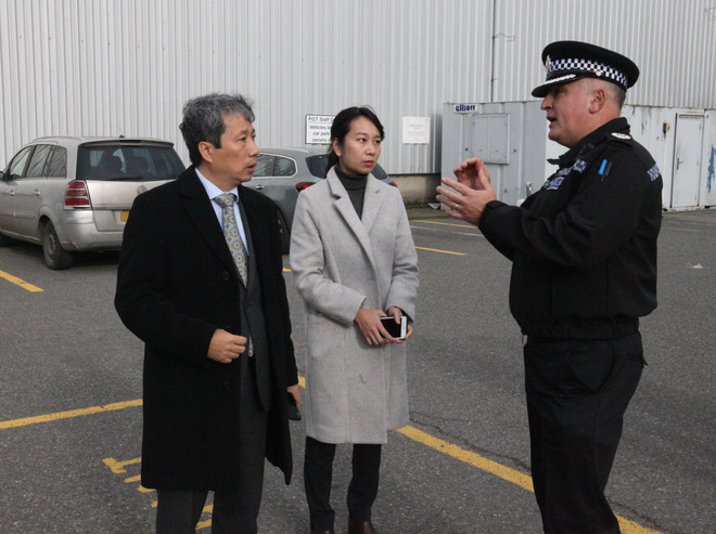 Đoàn sứ quán Việt Nam làm việc với cảnh sát Essex về vụ 39 thi thể ảnh 1