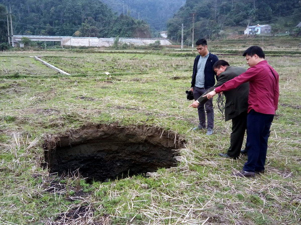 Bắc Kạn: Sụt lún đất liên tiếp tại Chợ Đồn, sông suối, ao cá cạn nước ảnh 1