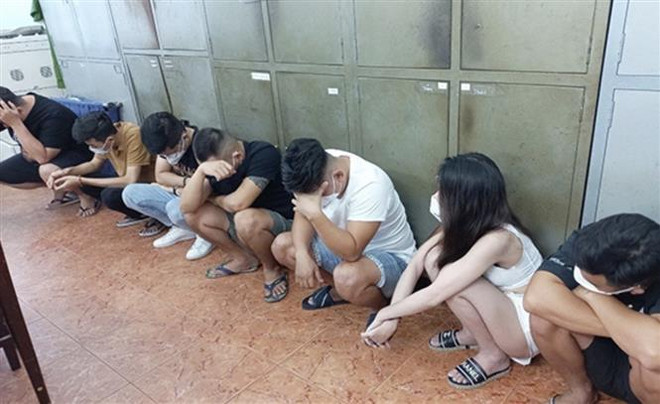 Đồng Nai: Phục kích quán bar, bắt quả tang 29 đối tượng đang "bay lắc" ảnh 1