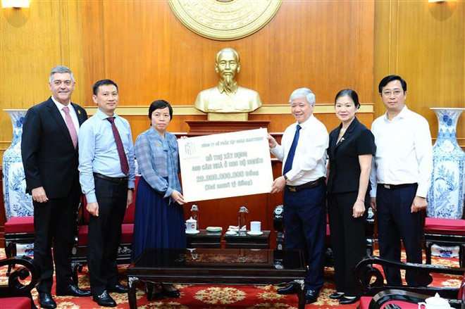 Chủ tịch Ủy ban Trung ương Mặt trận Tổ quốc Việt Nam Đỗ Văn Chiến tiếp nhận tài trợ của Tập đoàn Masterise Group. (Ảnh: Minh Đức/TTXVN) MTTQ Việt Nam tiếp nhận ủng hộ 400 căn nhà đại đoàn kết giúp hộ nghèo ảnh 1