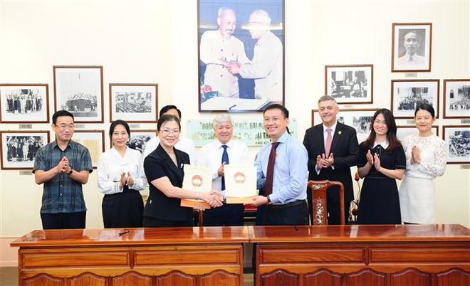 Chủ tịch Ủy ban Trung ương Mặt trận Tổ quốc Việt Nam Đỗ Văn Chiến chứng kiến lễ ký. (Ảnh: Minh Đức/TXVN) MTTQ Việt Nam tiếp nhận ủng hộ 400 căn nhà đại đoàn kết giúp hộ nghèo ảnh 2