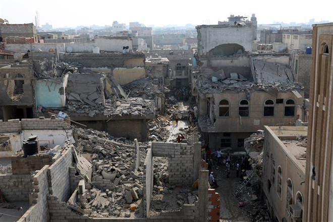 Cảnh đổ nát sau các cuộc không kích tại thành phố cảng Hodeida, Yemen ngày 22/9/2016. (Ảnh: AFP/TTXVN) Liên minh do Saudi Arabia dẫn dầu không kích thủ đô của Yemen ảnh 1