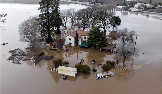 Cảnh ngập lụt do ảnh hưởng của bão tại Gilroy, bang California, Mỹ ngày 9/1. (Ảnh: AFP/TTXVN) Tổng thống Mỹ thị sát khu vực chịu 9 cơn bão "dòng sông khí quyển" ảnh 1