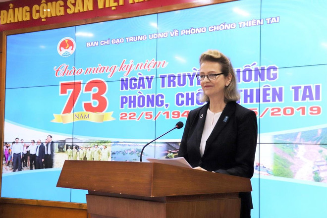 Bà Caitlin Wiesen, Đại diện thường trú UNDP tại Việt Nam chia sẻ tại lễ phát động cuộc thi thiết kế nhà an toàn trong bão lụt. (Ảnh: UNDP) Phát động cuộc thi thiết kế nhà an toàn trong bão lụt với chi phí thấp ảnh 2