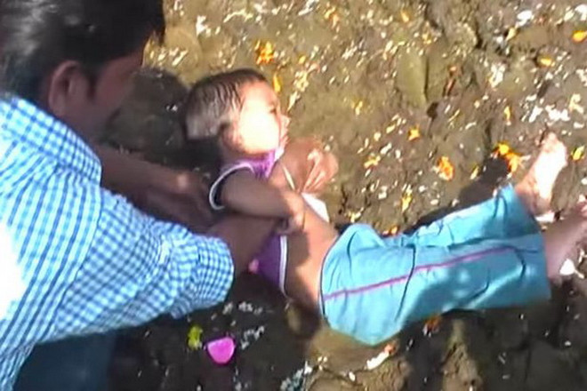 Kỳ lạ nghi thức cho trẻ em tắm trong phân bò để cầu may mắn ảnh 2