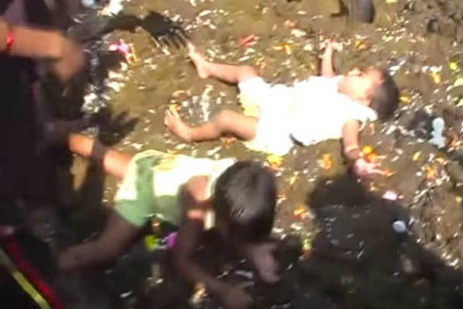 Kỳ lạ nghi thức cho trẻ em tắm trong phân bò để cầu may mắn ảnh 3