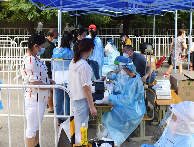Nhân viên y tế lấy mẫu dịch xét nghiệm COVID-19 cho người dân ở Bắc Kinh, Trung Quốc ngày 26/6/2020. (Ảnh: THX/TTXVN) Cập nhật về tình hình dịch COVID-19 tại một số nước châu Á ảnh 2