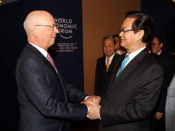 Thủ tướng Nguyễn Tấn Dũng tiếp Chủ tịch Diễn đàn Kinh tế Thế giới Klaus Schwab. (Nguồn: TTXVN) Thủ tướng gặp gỡ Chủ tịch Diễn đàn Kinh tế Thế giới ảnh 1