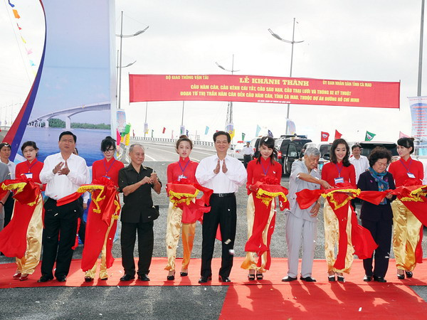 Thủ tướng dự khánh thành cầu Năm Căn và khởi công nhà máy khí ảnh 1