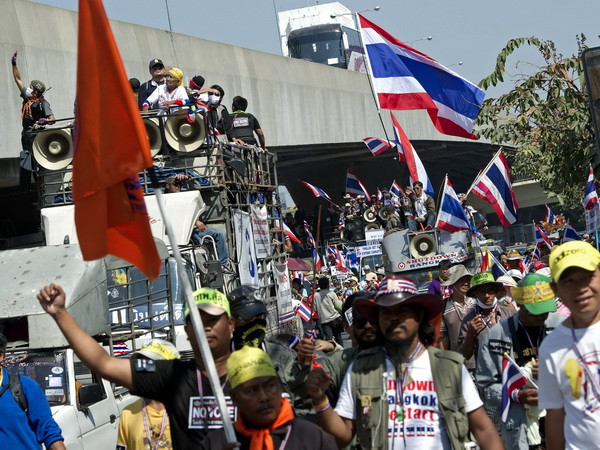 Bạo lực bùng phát ở Bangkok trước thềm tổng tuyển cử ảnh 1