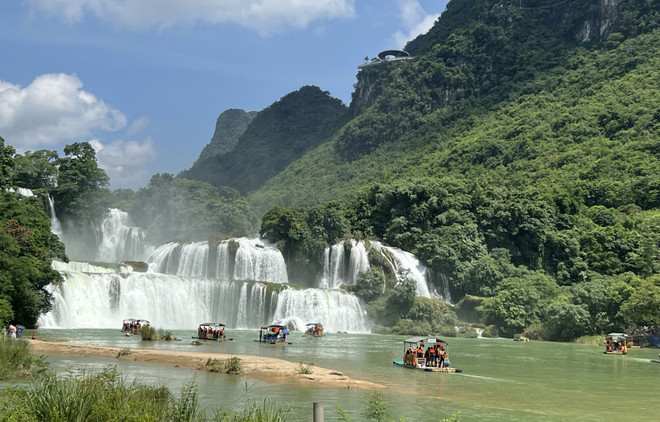 Du khách tham quan thác Bản Giốc (xã Đàm Thủy, huyện Trùng Khánh, tỉnh Cao Bằng). (Ảnh: Chu Hiệu/TTXVN) TTXVN_2903thacbanGioc.jpg