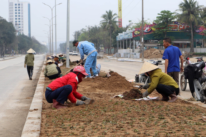 Dự án mở rộng tuyến đường Bình Minh lên 4 làn xe đạt hơn 95% khối lượng công việc, phấn đấu thảm xong mặt đường trước ngày 18/4. (Ảnh: Xuân Tiến/TTXVN) TTXVN_2903Cualo3.jpg