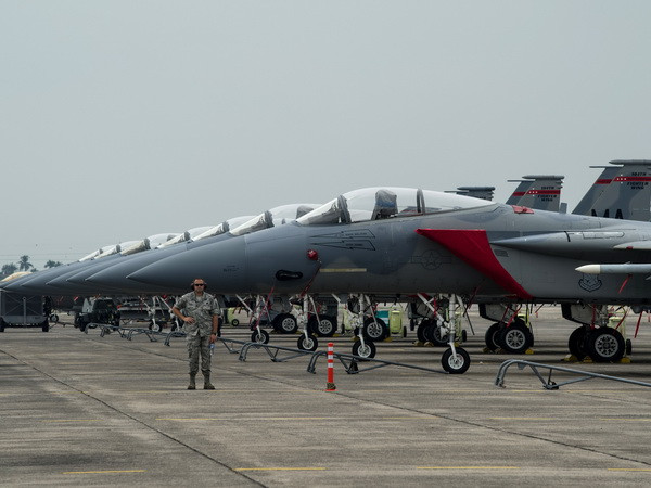 Máy bay chiến đấu F-15C của quân đội Mỹ tham gia cuộc tập trận "Cope Taufan" ngày 15/6. (Nguồn: AFP/TTXVN) Trung Quốc và Mỹ đạt được đồng thuận về hợp tác quân sự ảnh 1