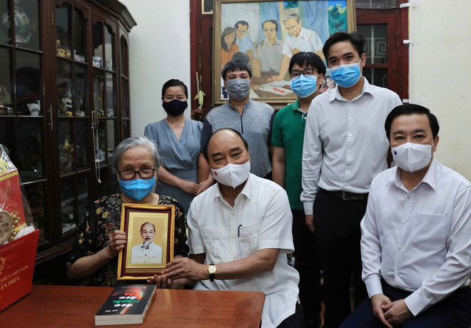 Chủ tịch nước Nguyễn Xuân Phúc đã tới thăm gia đình cố Nhà báo Hữu Thọ. (Ảnh: Thống Nhất/TTXVN) Chủ tịch nước thăm một số nhà báo, gia đình nhà báo lão thành ảnh 1