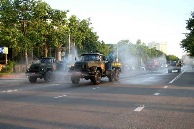 Dịch COVID-19: Phun hóa chất khử khuẩn toàn thành phố Vinh ảnh 1