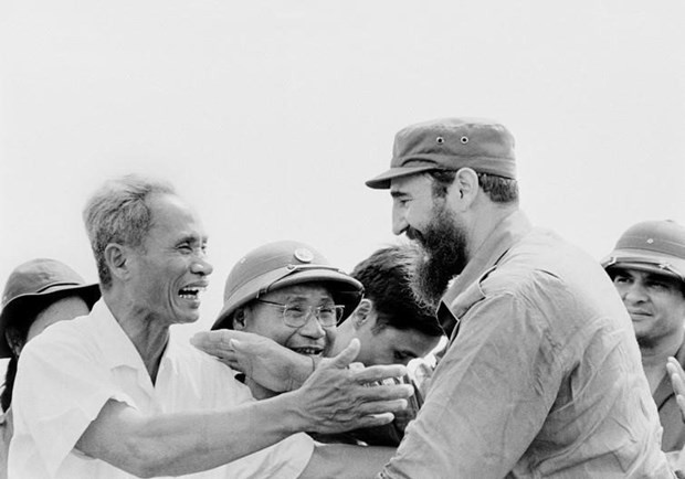 Tổng Tư lệnh Cuba Fidel Castro cùng Thủ tướng Phạm Văn Đồng trong cuộc míttinh của nhân dân Quảng Trị chào mừng Đoàn đến thăm vùng Giải phóng miền Nam Việt Nam, ngày 15/9/1973. (Ảnh: TTXVN) Biểu tượng của tình đoàn kết đặc biệt giữa Việt Nam và Cuba ảnh 1