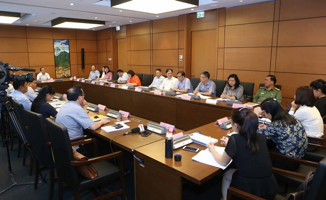 Đoàn đại biểu Quốc hội các tỉnh Bắc Ninh, Tuyên Quang, Ninh Thuận và Long An thảo luận ở tổ. (Ảnh: Doãn Tấn/TTXVN) Kỳ họp thứ 5, Quốc hội khóa XIV thảo luận về 3 dự án luật ảnh 1
