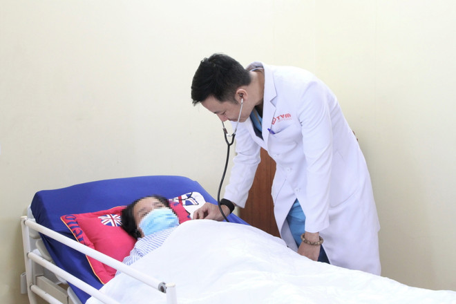 Lấy thành công stent bị bỏ quên trong ống mật của cụ bà 77 tuổi ảnh 1