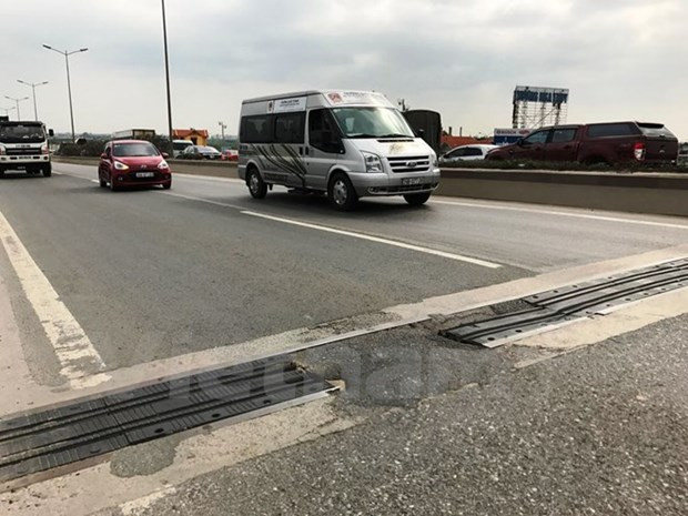 Xe ôtô chỉ được chạy tốc độ 60km/h trên cầu Thanh Trì từ ngày 16/3 ảnh 1