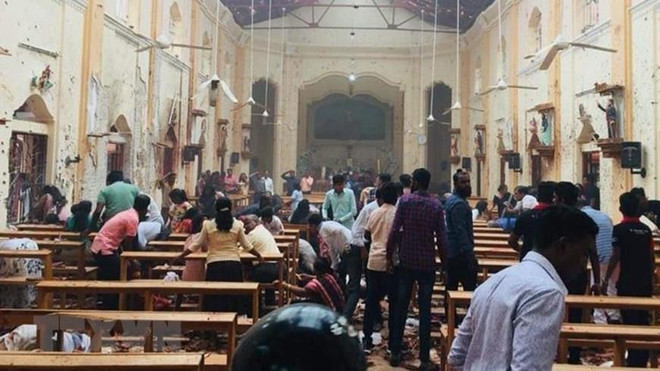 Hiện trường đổ nát sau vụ nổ tại một nhà thờ ở Kochchikade, thủ đô Colombo, Sri Lanka ngày 21/4/2019. (Ảnh: India Today/TTXVN) Hội đồng Bảo an LHQ lên án các vụ tấn công tàn ác ở Sri Lanka ảnh 1