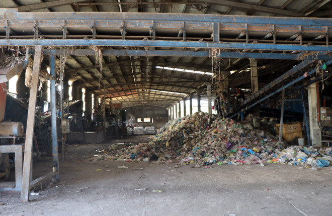 Kon Tum: Nhà máy nghìn tỷ đồng nhưng xử lý rác thải thủ công ảnh 1