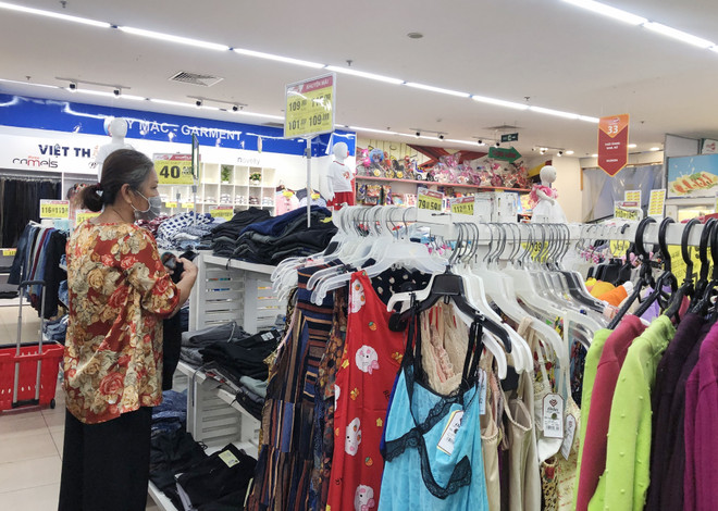 Bán lẻ hàng hóa và doanh thu dịch vụ TP.HCM tăng chưa bền vững ảnh 2