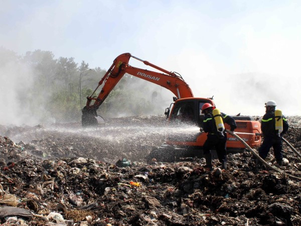 Nghệ An: Cháy bãi rác xã Ngọc Sơn, hàng chục người nhập viện ảnh 1