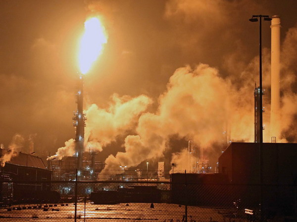 Nhà máy lọc dầu lớn nhất châu Âu phải đóng cửa vì hỏa hoạn ảnh 1