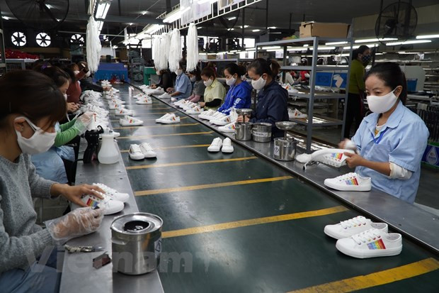 Các doanh nghiệp da giày đẩy mạnh sản xuất, tận dụng cơ hội từ các FTA để thúc đẩy xuất khẩu. (Ảnh: Đức Duy/Vietnam+) 4 tháng đầu năm 2021, cả nước đã xuất siêu gần 1,9 tỷ USD ảnh 2