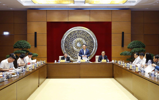 Chủ tịch QH Vương Đình Huệ làm việc với Thường trực Ủy ban Kinh tế ảnh 2